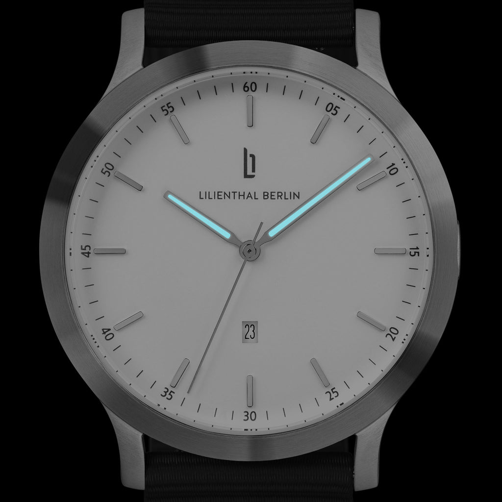Huxley – Silver White Sportive